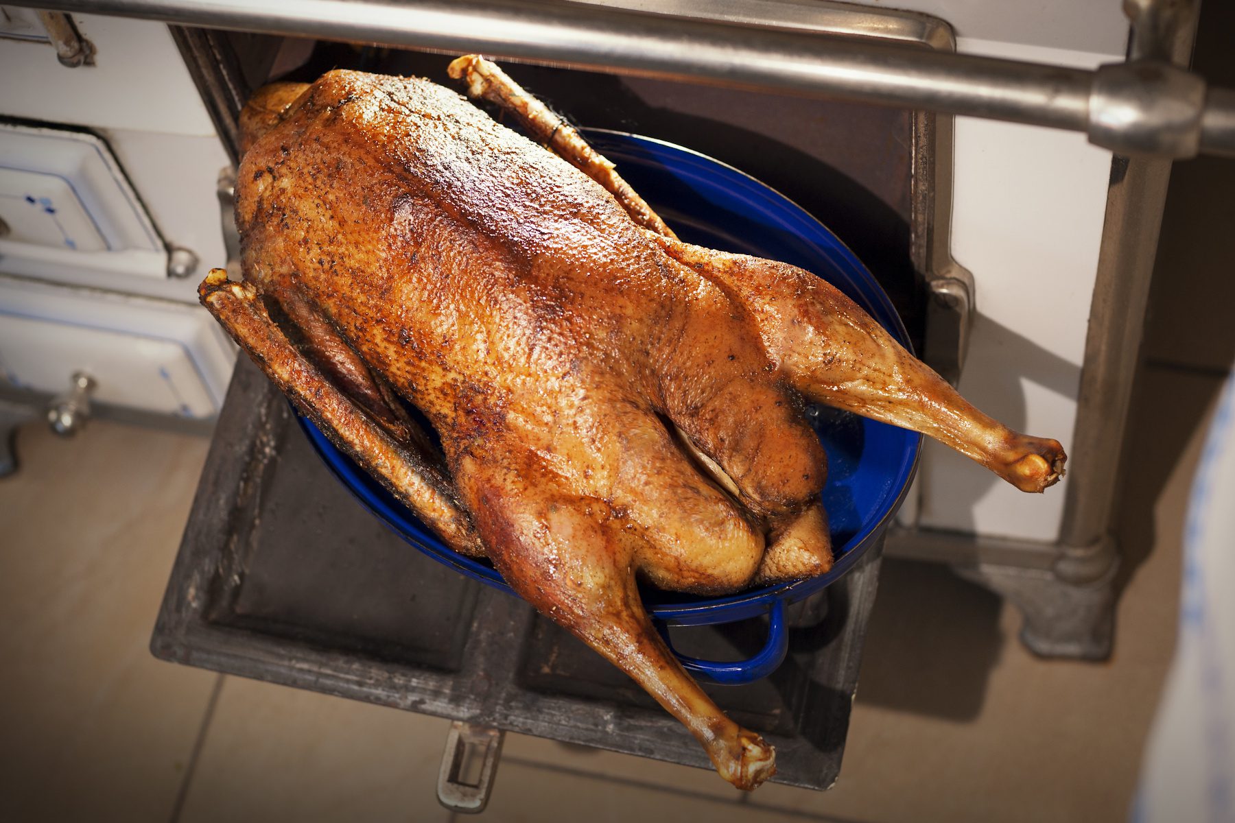 Gebratene Weihnachtsgans vom Gänsehof Claßen, in einer Gänsebräterschale auf der Küchenmaschine