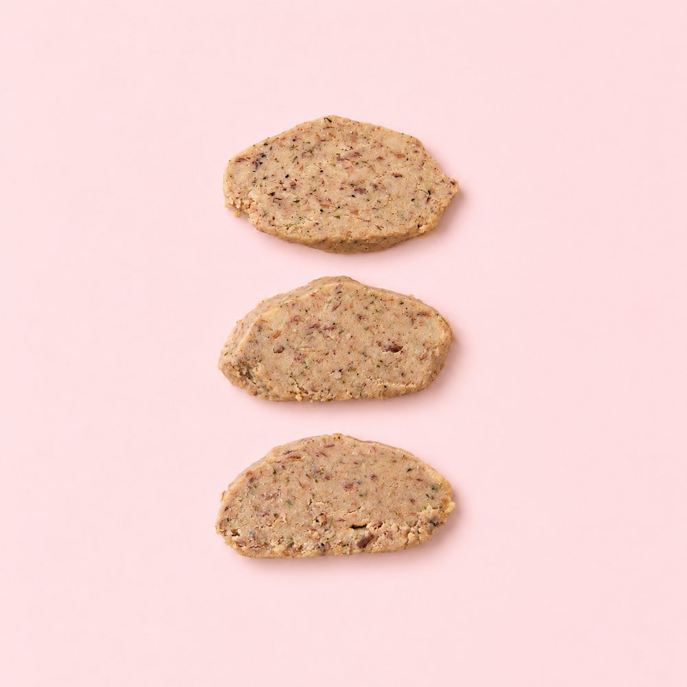 Semmelknödel mit geräucherten Entenbruststücken der Goosies Wurstwarenmanufaktur 4 Scheiben vor rosa Hintergrund
