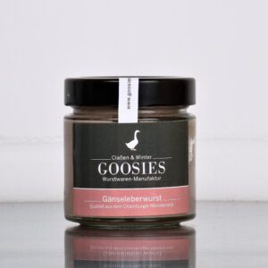 Gänseleberwurst der Goosies Wurstwarenmanufaktur im 175-g-Glas, auf einem Edelstahltisch vor weißem Hintergrund