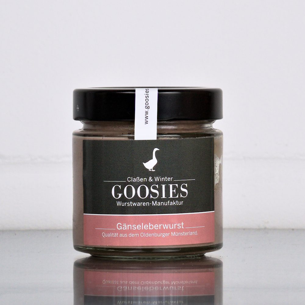 Gänseleberwurst der Goosies Wurstwarenmanufaktur im 175-g-Glas, auf einem Edelstahltisch vor weißem Hintergrund