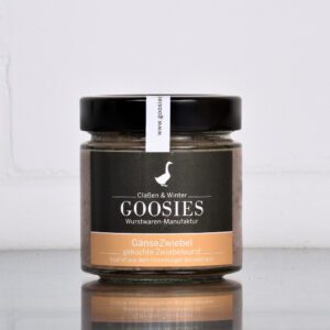 Gänsezwiebelwurst der Goosies Wurstwarenmanufaktur im 175-g-Glas, auf einem Edelstahltisch vor weißem Hintergrund