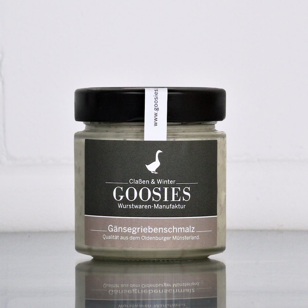 Gänsegriebenschmalz der Goosies Wurstwarenmanufaktur im 150-g-Glas, auf einem Edelstahltisch vor weißem Hintergrund