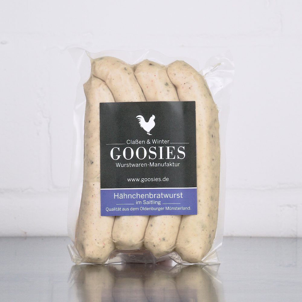 Hähnchenbratwurst der Goosies Wurstwarenmanufaktur in einer 225-g-Packung mit vier Würstchen, auf einem Edelstahltisch vor weißem Hintergrund