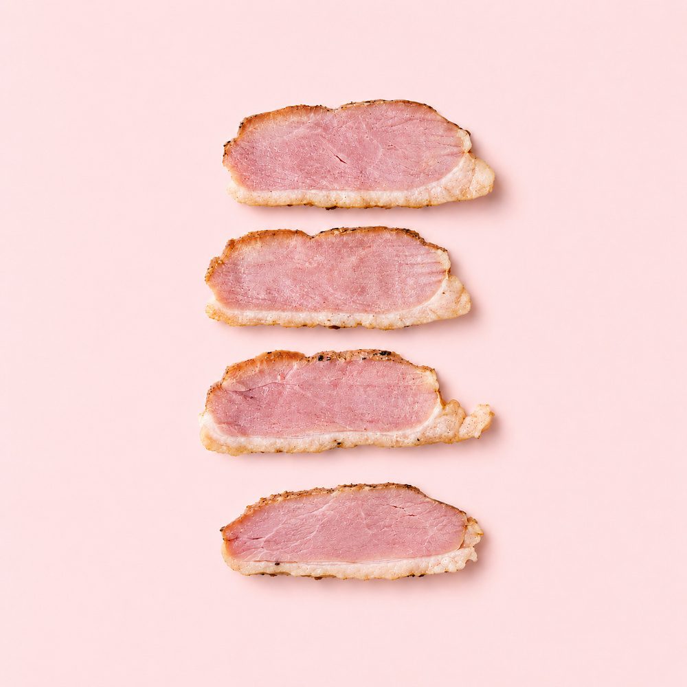 Heißgeräucherte Entenbrust der Goosies Wurstwarenmanufaktur 4 Scheiben vor rosa Hintergrund
