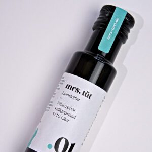 Kaltgepresstes Leindotteröl von mrs. tüt Ölmanufaktur in 100-ml-Flasche, vor einem weißem Hintergrund