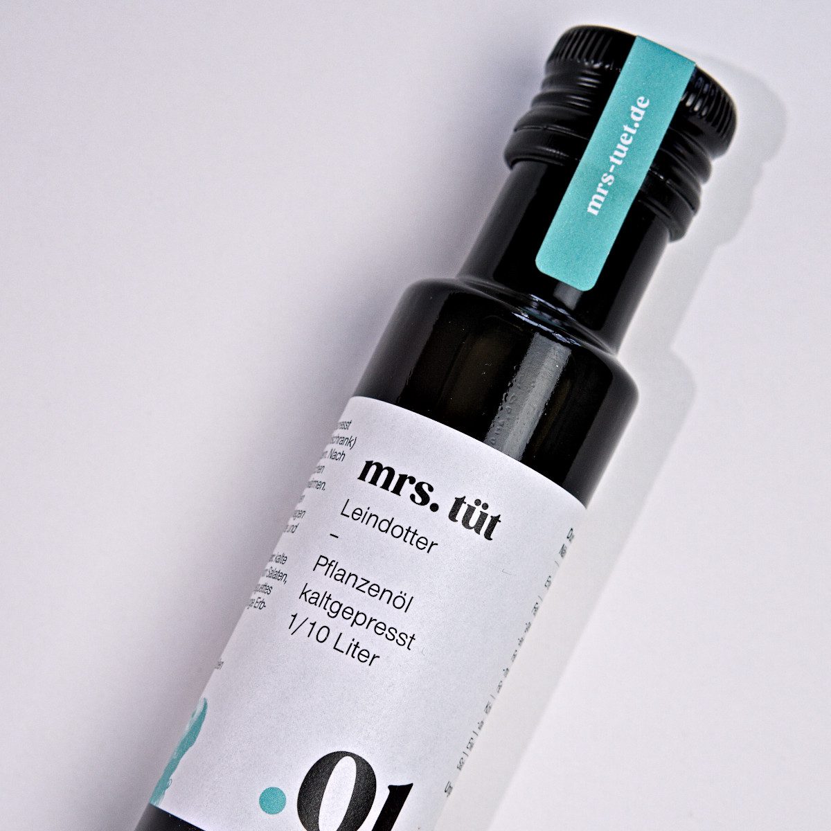 Kaltgepresstes Leindotteröl von mrs. tüt Ölmanufaktur in 100-ml-Flasche, vor einem weißem Hintergrund