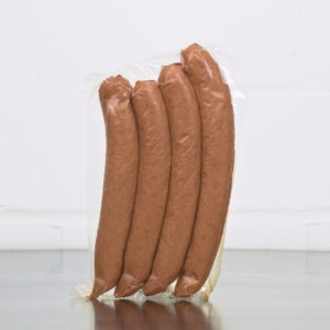 Wienerw&uuml;rstchen von der Ente der Goosies Wurstwarenmanufaktur in einer 300-g-Packung mit vier W&uuml;rstchen, auf einem Edelstahltisch vor wei&szlig;em Hintergrund