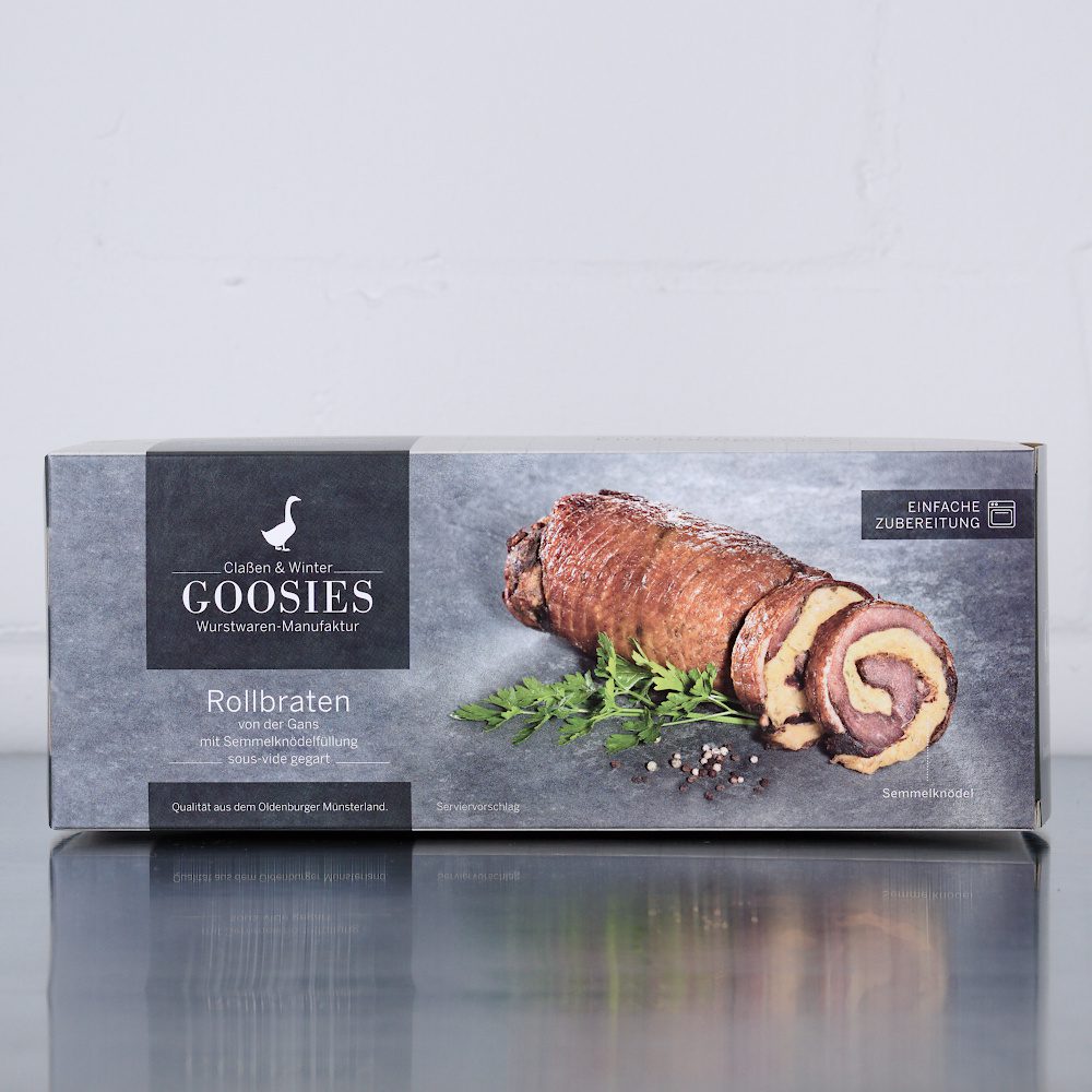 Sous-vide gegarter Gänserollbraten mit Semmelknödelfüllung der Goosies Wurstwarenmanufaktur in einem mit Fotos dekorierten Umkarton