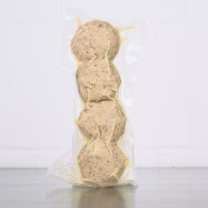 Semmelknödel mit geräucherten Entenbruststücken der Goosies Wurstwarenmanufaktur in einer 400-g-Packung mit vier Würstchen, auf einem Edelstahltisch vor weißem Hintergrund